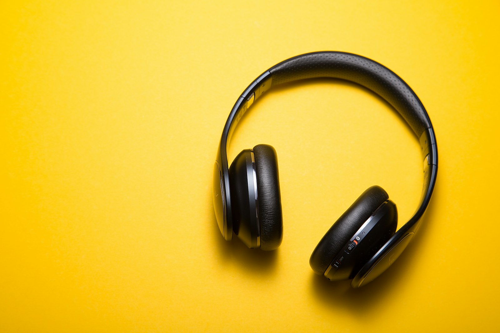 Over-ear headphones with leather-like pads
